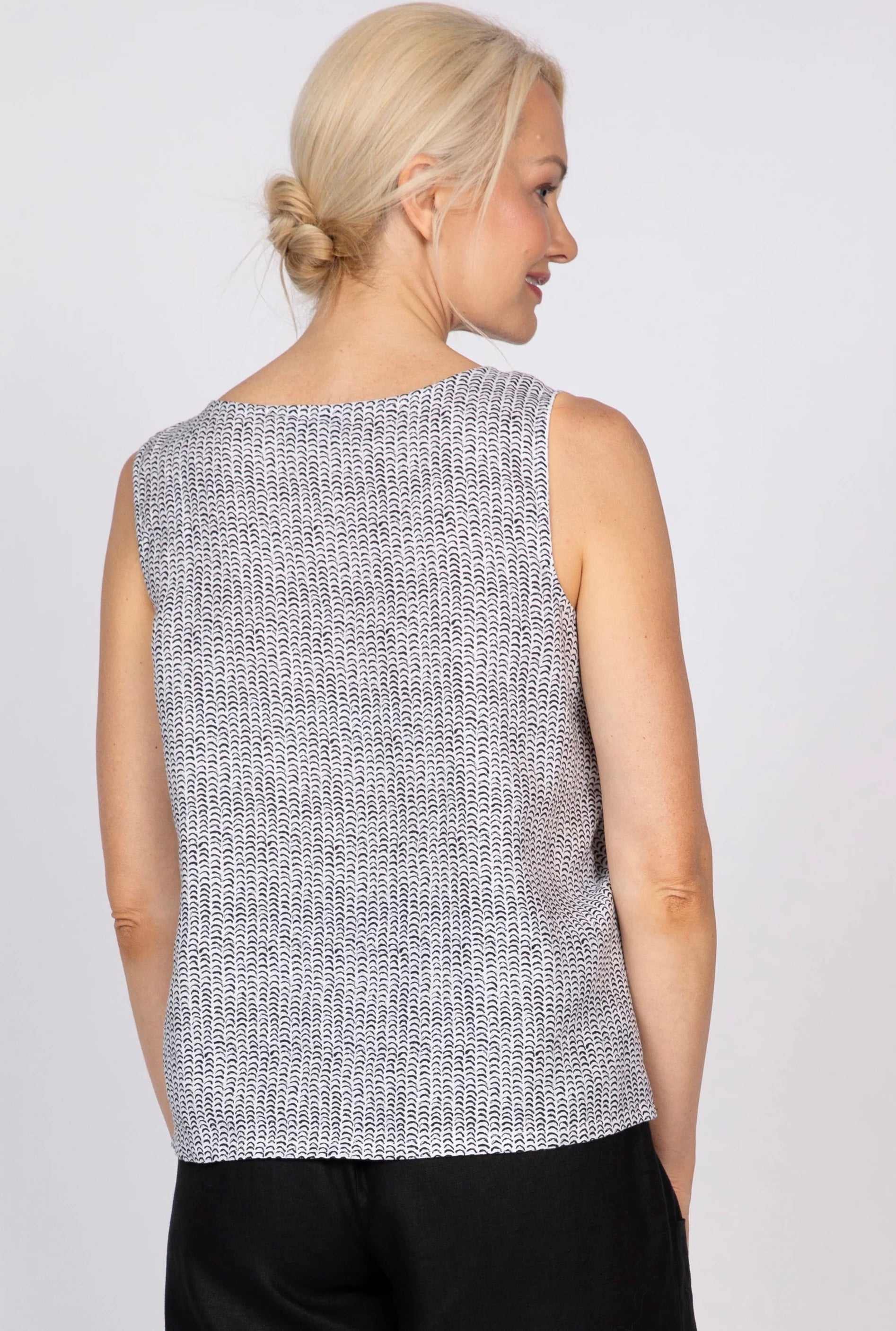 Back view — Women's flax stripe sleeveless top, back view, black and white scallop print