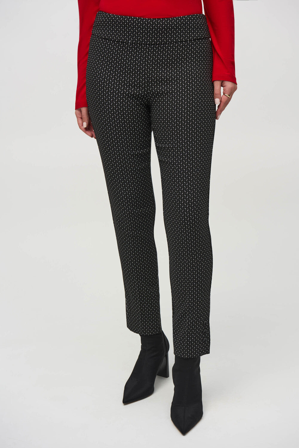 Ankle-length pant with buttons